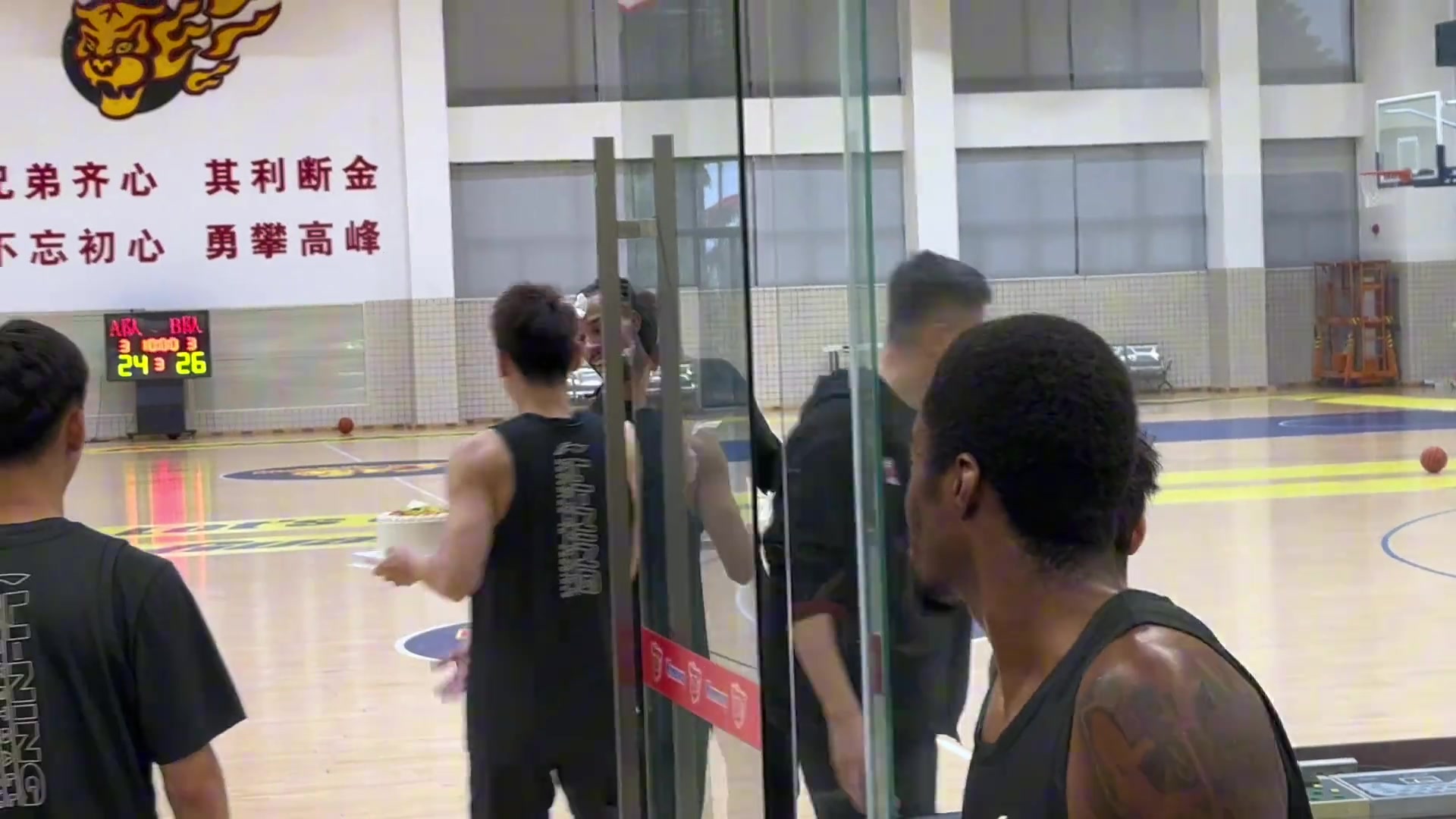 bet365平台-广东队全队为萨林杰庆生！这次没有标配的摁头吃蛋糕了！